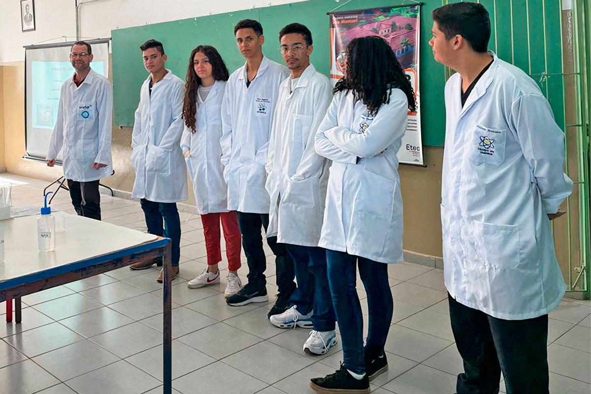 Alunos de Etec levam aulas práticas de química ao Ensino Fundamental