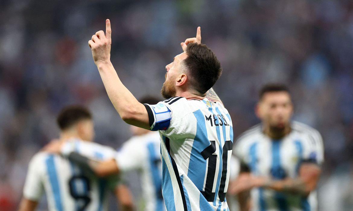 Argentina conquista o tricampeonato mundial e consagra Lionel Messi