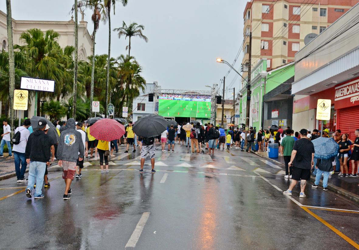 Chuva atrapalha mas não tira a empolgação dos torcedores itatibenses 