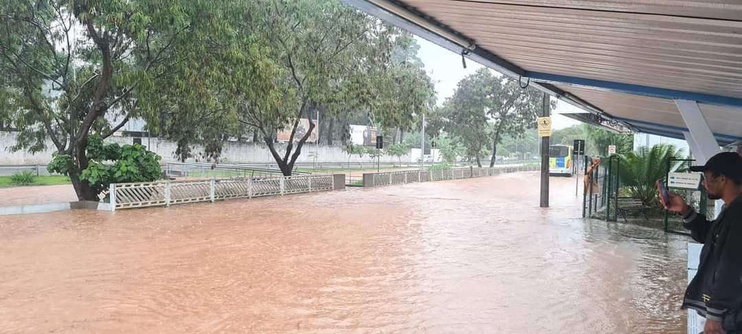 Chuvas causam pontos de alagamento e transtorno em Itatiba