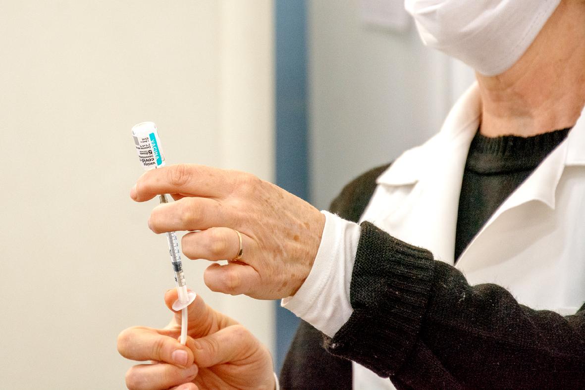 Doses da vacina contra covid-19 estão sendo aplicadas nos postinhos de Saúde