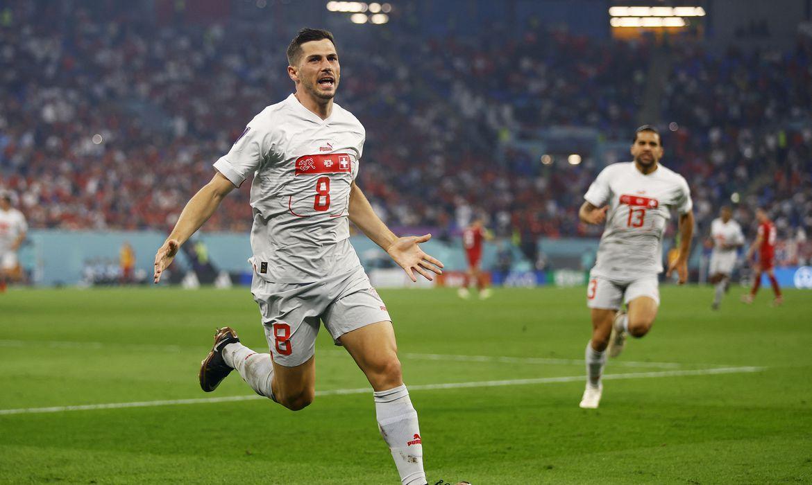 Em partida movimentada, Suíça supera Sérvia e avança na Copa