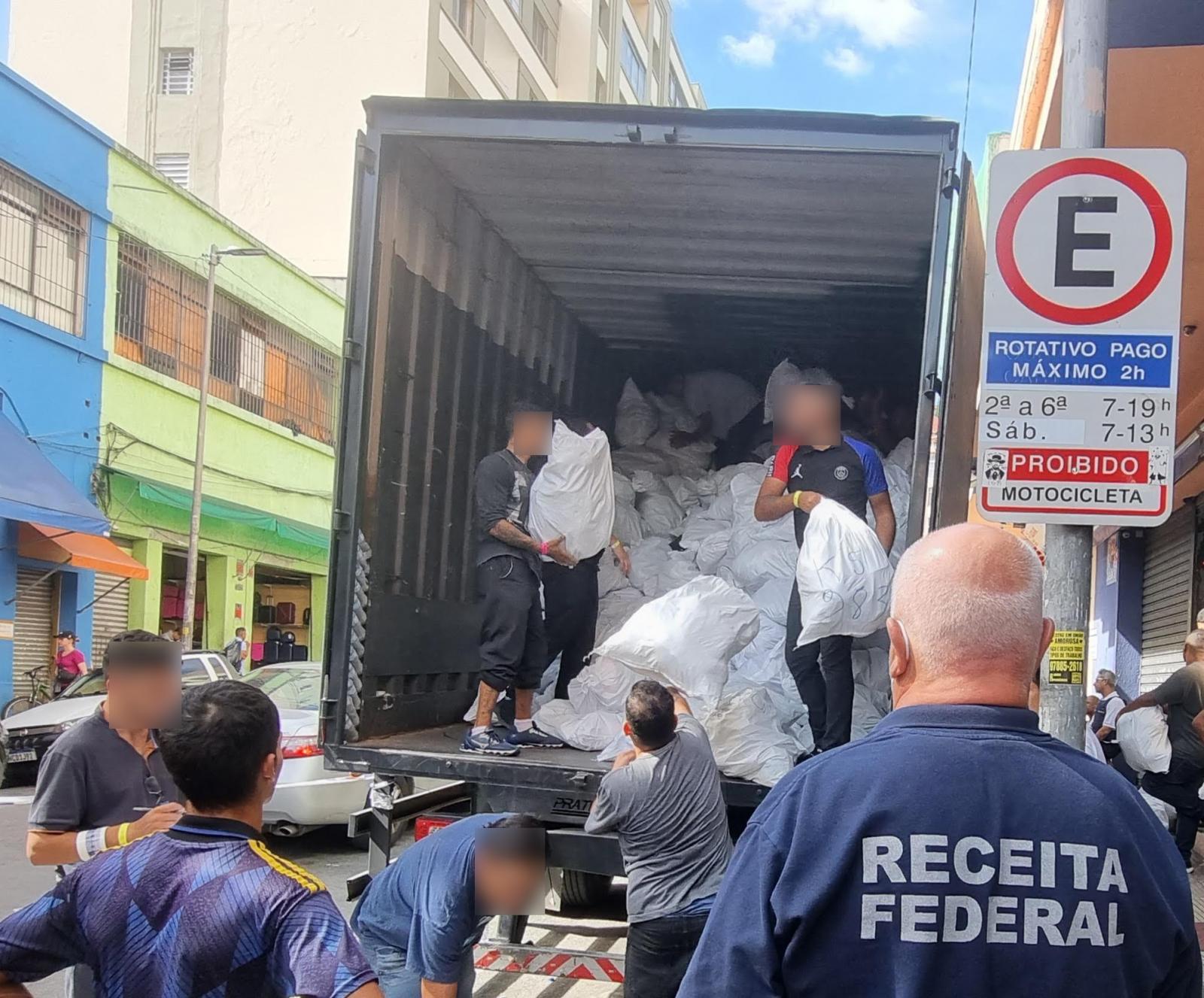Receita Federal apreende mais de 2 mil toneladas de mercadorias irregulares durante a Operação Krampus na capital Paulista