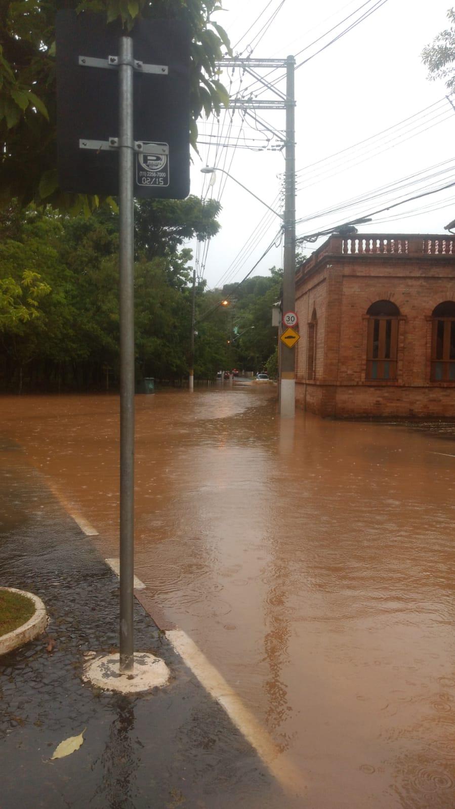 Rio Atibaia sobe e interdita acesso ao bairro Nova Sousas