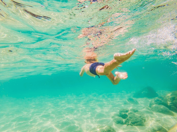 Riscos de lesões na coluna por mergulho em águas rasas aumentam no verão, revela pesquisa 