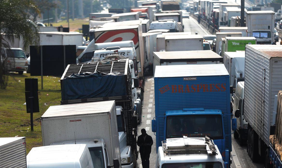 Rodovia dos Imigrantes tem grande congestionamento no sentido litoral