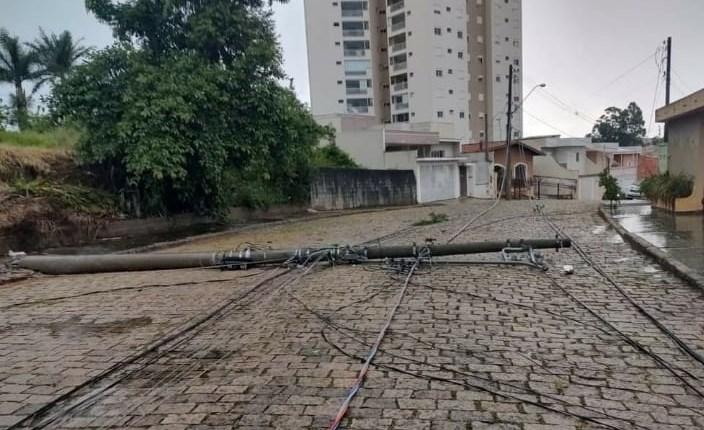 Chuva forte causa estragos em vários pontos da cidade