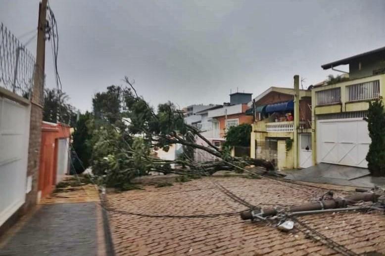 Chuva forte causa estragos em vários pontos de Itatiba