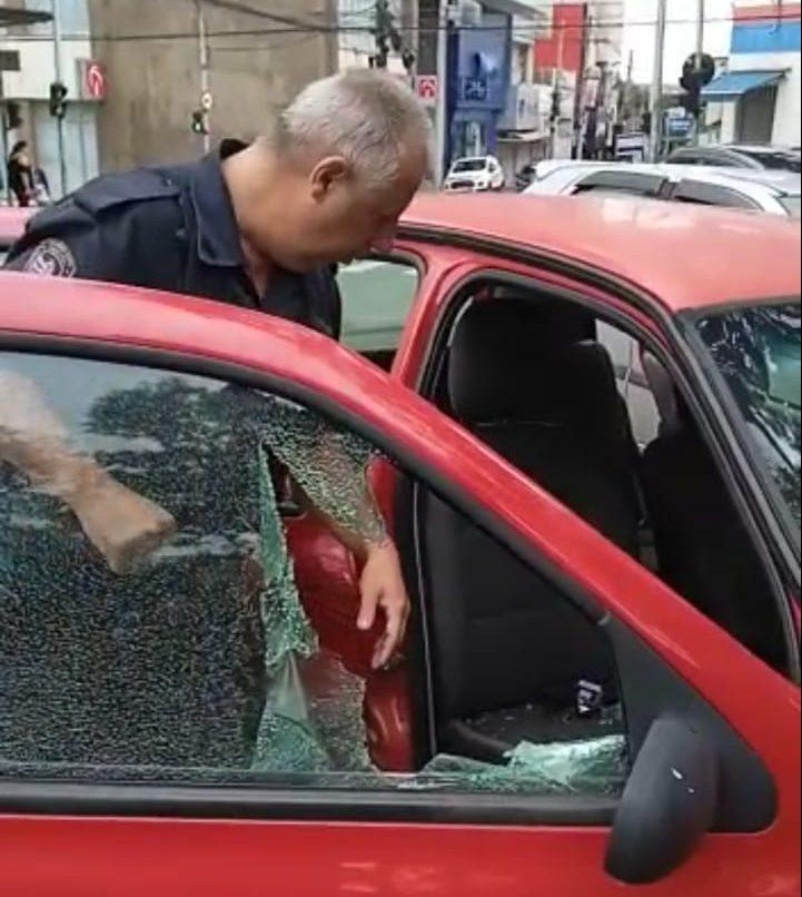 Criança é resgatada pela GCM após ficar trancada em carro em Limeira