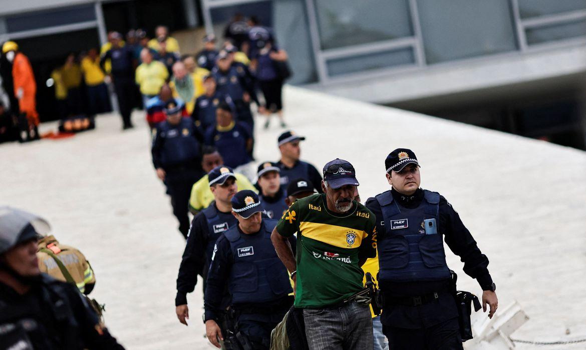 Defensorias vão pedir transferência de golpistas presos em Brasília