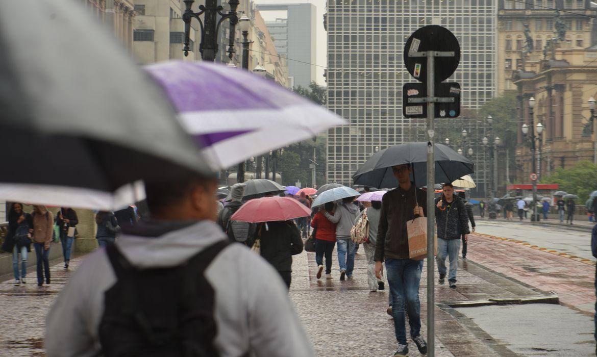 Defesa Civil de São Paulo alerta para chuvas intensas até sexta-feira