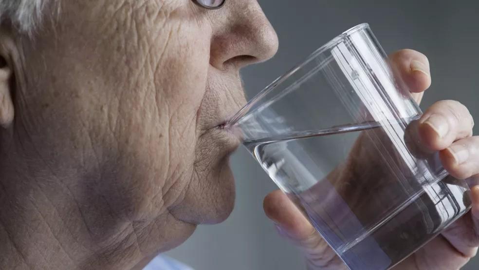 Idosos precisam redobrar atenção com a hidratação no calor