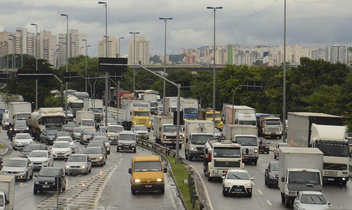 Marginal Tietê é liberada após bloqueio por manifestantes