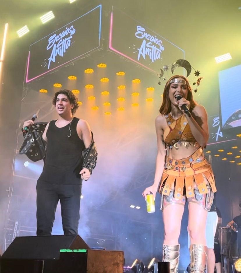 Nattan e Anitta protagonizam um love gostosinho com pedido inusitado do público “canta pelado?”