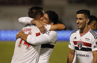 No sufoco, São Paulo vence Ferroviária e mantém tabu