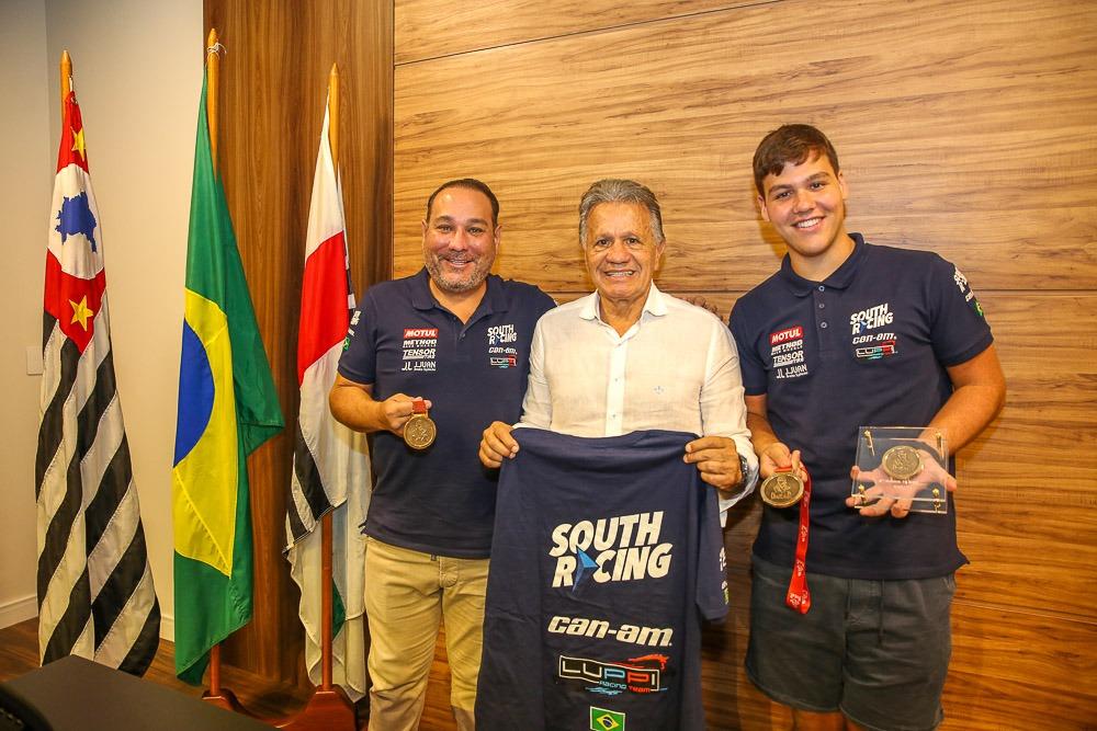 Pilotos Luppi e Conti retornam do Rally Dakar e são recebidos pelo prefeito Dario Pacheco, em Vinhedo