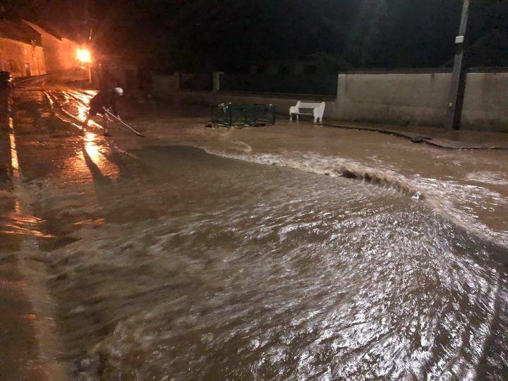 Tempestade atinge Piracicaba, causa alagamentos e destroi casas