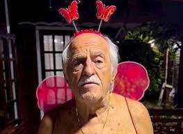 Aos 90 anos, Ary Fontoura se fantasia de borboleta para bloco de carnaval