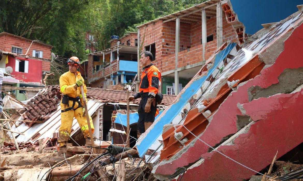 Bombeiros encontram última pessoa desaparecida em São Sebastião