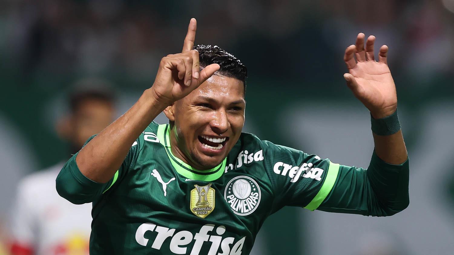 Palmeiras bate Red Bull Bragantino em casa e assume a liderança