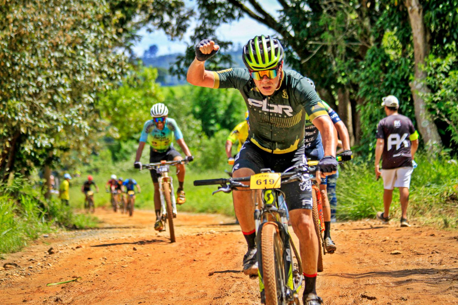 Quase oitocentos ciclistas participam da Copa FBR de Mountain Bike em Morungaba