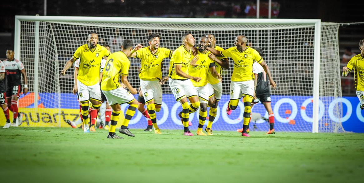 São Bernardo vence São Paulo no Morumbi e assume liderança geral