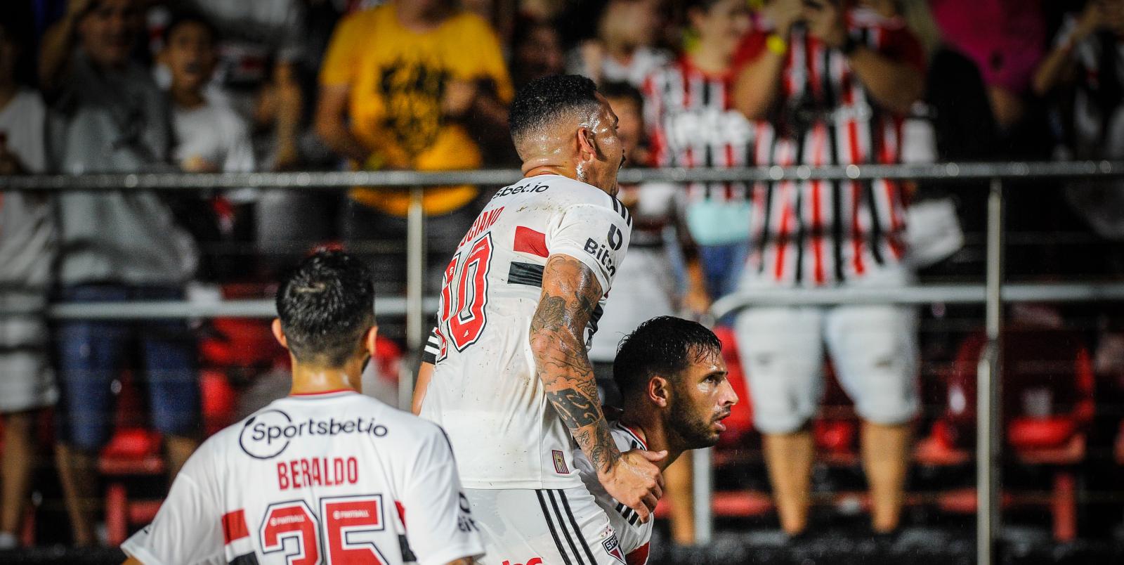 São Paulo faz 3 a 1 no clássico contra o Santos abre vantagem no Grupo B