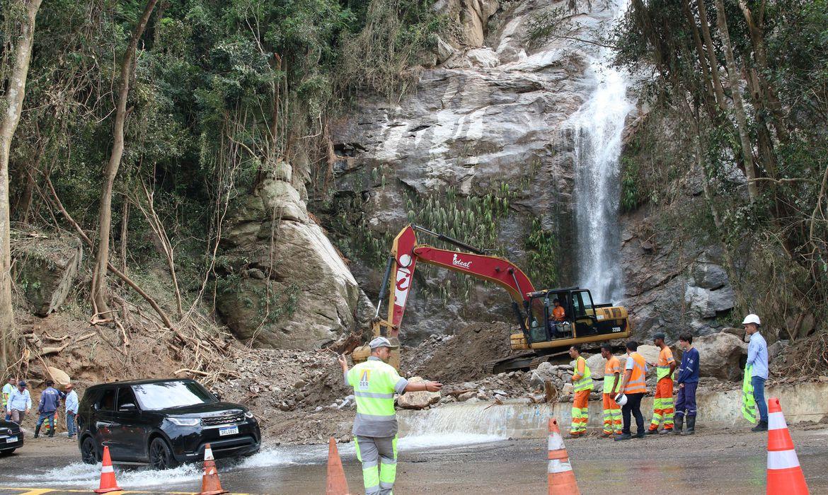 Sobe para 49 o número de mortos no litoral norte de São Paulo