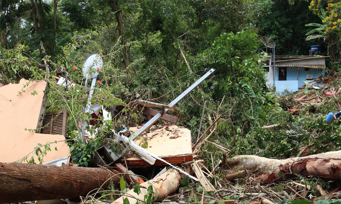 Sobe para 54 número de mortos após chuvas no litoral norte paulista