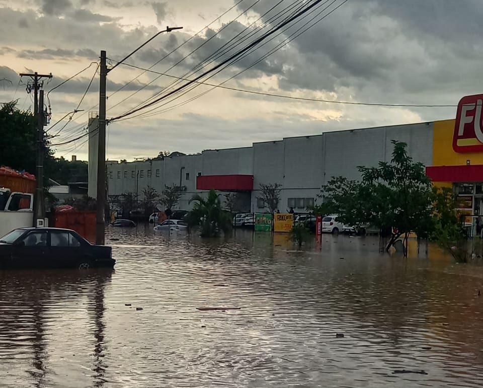 Temporal que atingiu a região causa estragos em Valinhos e Vinhedo