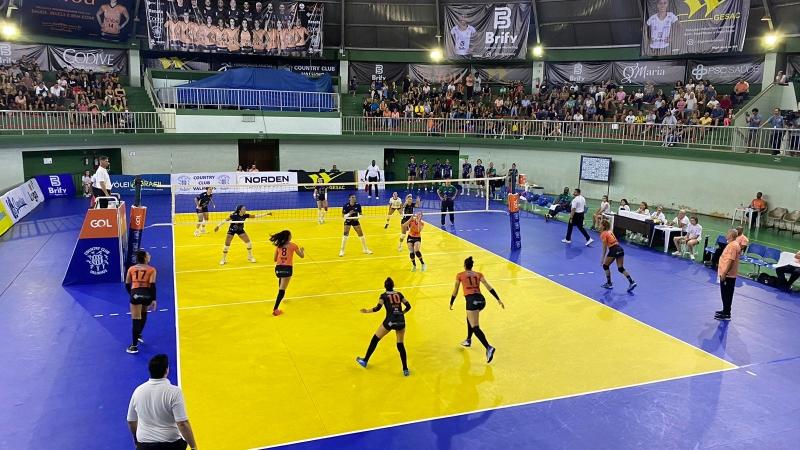 Vôlei Vinhedo vence de virada e sobe ao G4 da Superliga B