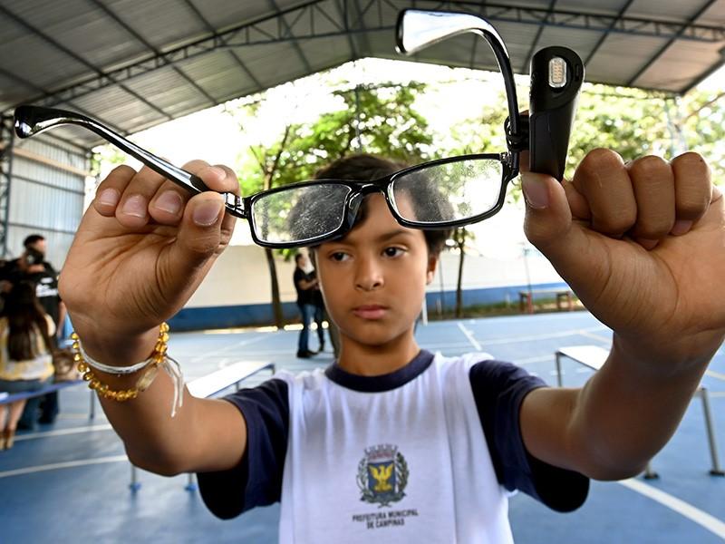 Alunos cegos ou com baixa visão receberam óculos com dispositivos digitais