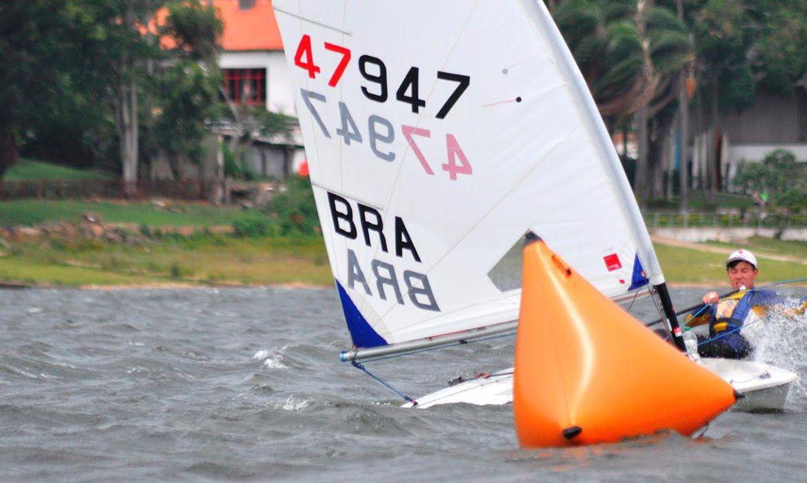 Aos 20 anos, velejador Nicolas Bernal sonha com vaga no Pan-Americano