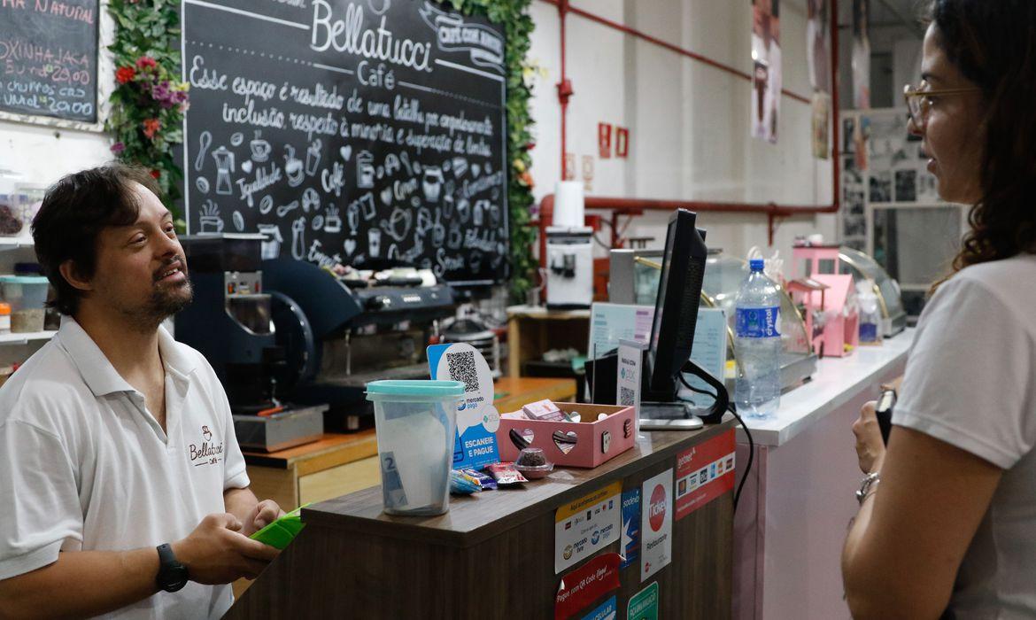 Cafeteria em São Paulo é comandada por pessoas com síndrome de Down