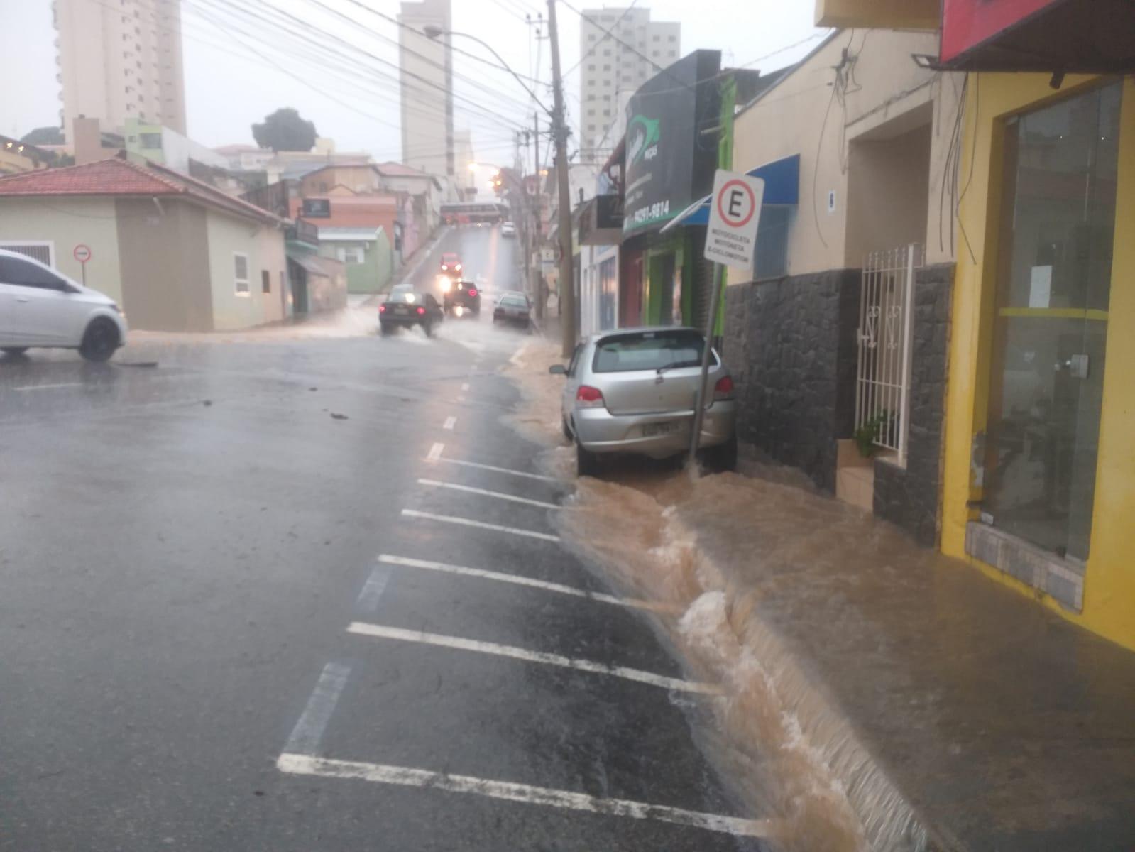 Chuvas intensas causam transtornos em Itatiba