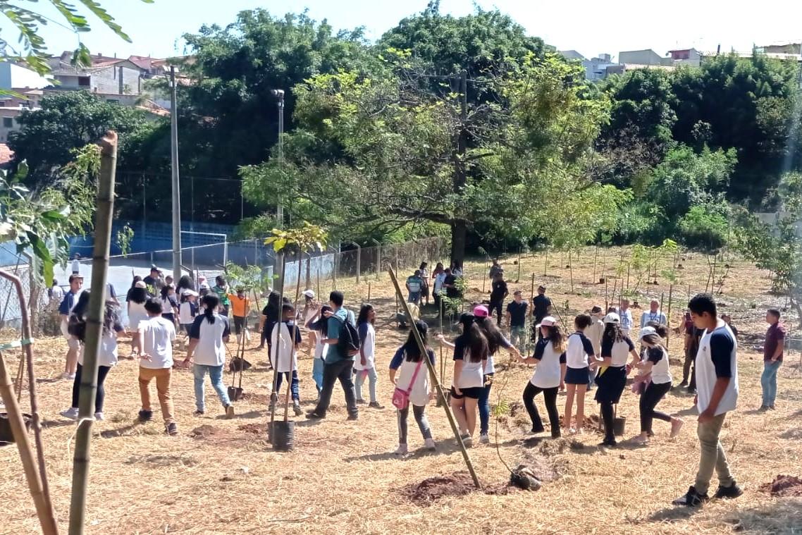 Jardim Ipê ganha 200 mudas de árvores plantadas em comemoração ao Dia da Água