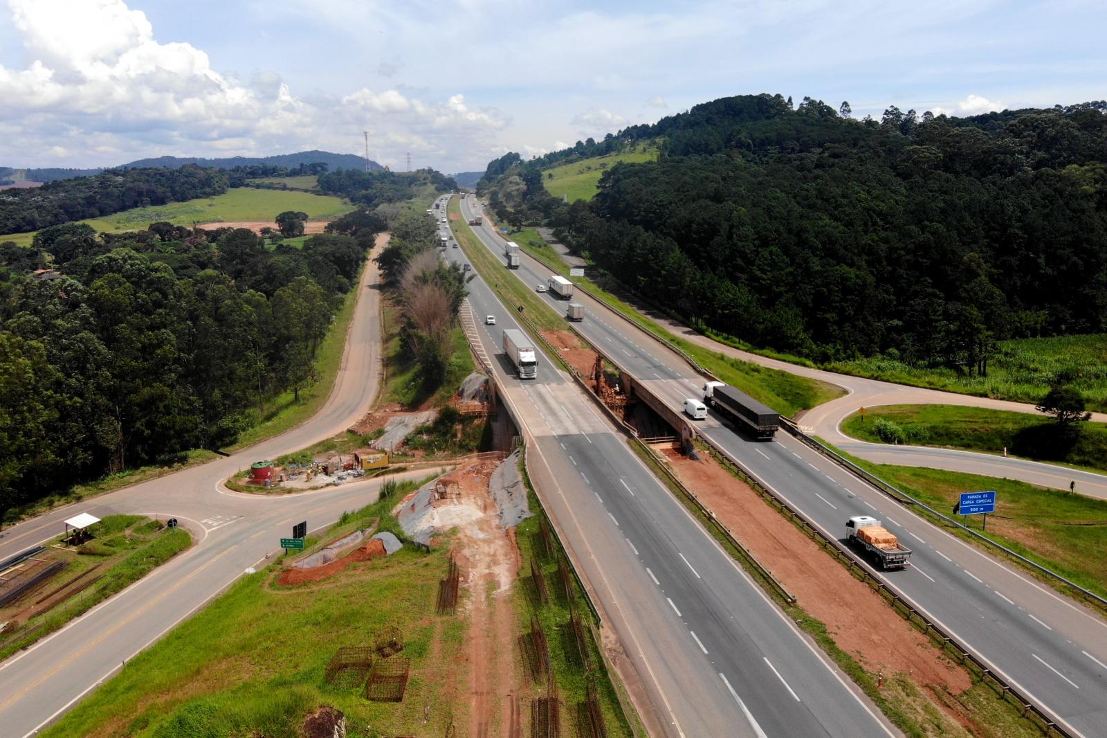 Rota das Bandeiras inicia nova fase da obra para implantação de faixas adicionais na D. Pedro I (SP-065), em Atibaia, neste sábado