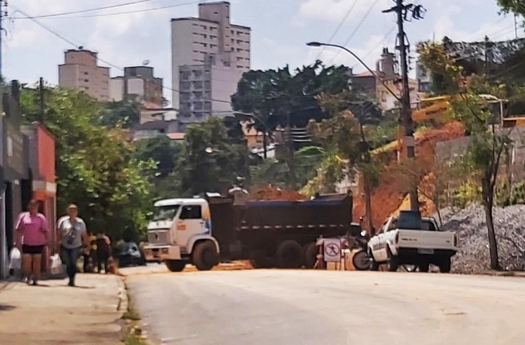 Trânsito da Rua Jundiaí é novamente interditado por questões de segurança