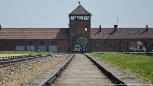 Auschwitz pede respeito à memória do Holocausto após fotos 'descoladas' de turistas