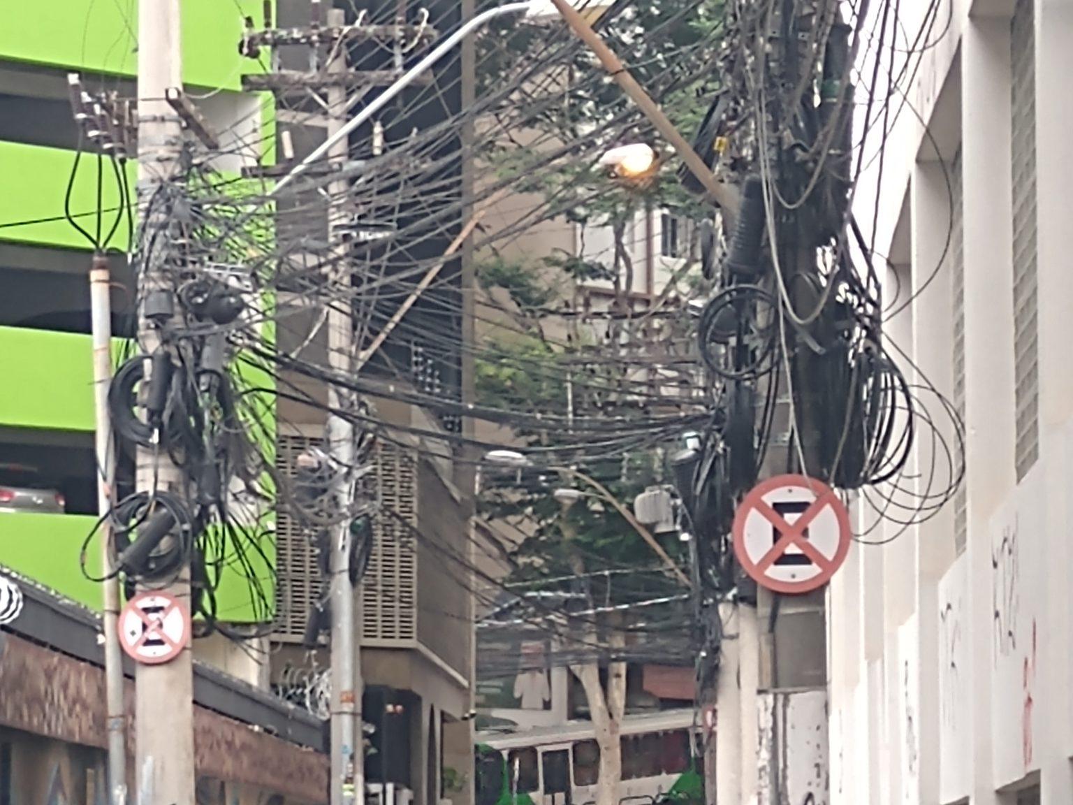 Câmara vota projeto que aumenta multa em 10x para empresas que deixarem fios em postes