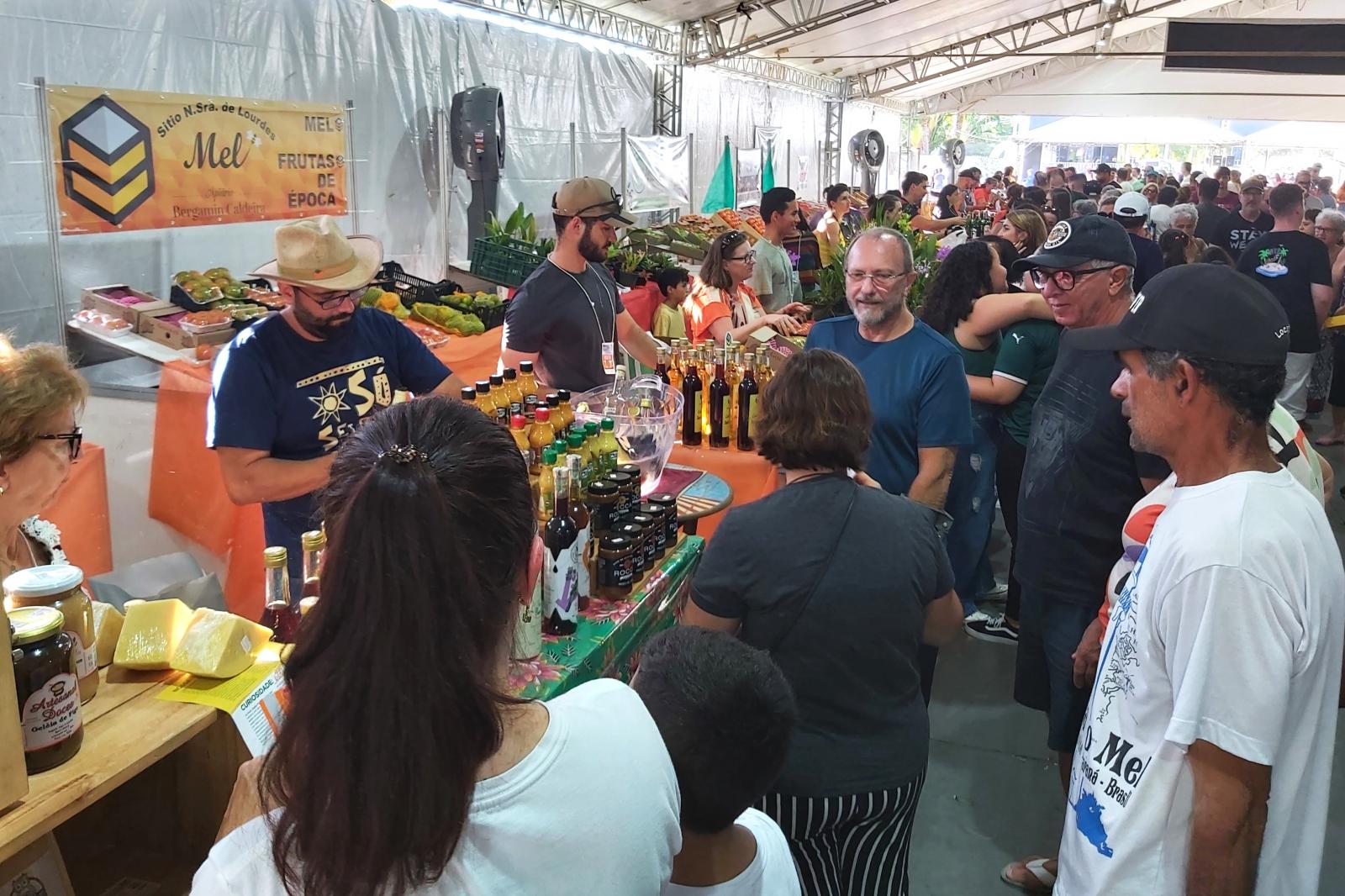 Festa do Caqui: Venda de frutas durante evento movimenta economia local