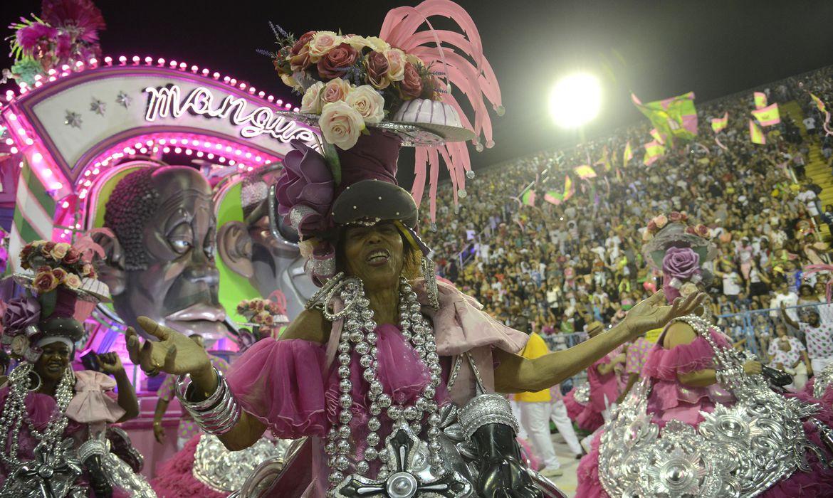 Mangueira faz 95 anos e lança título do enredo em homenagem a Alcione