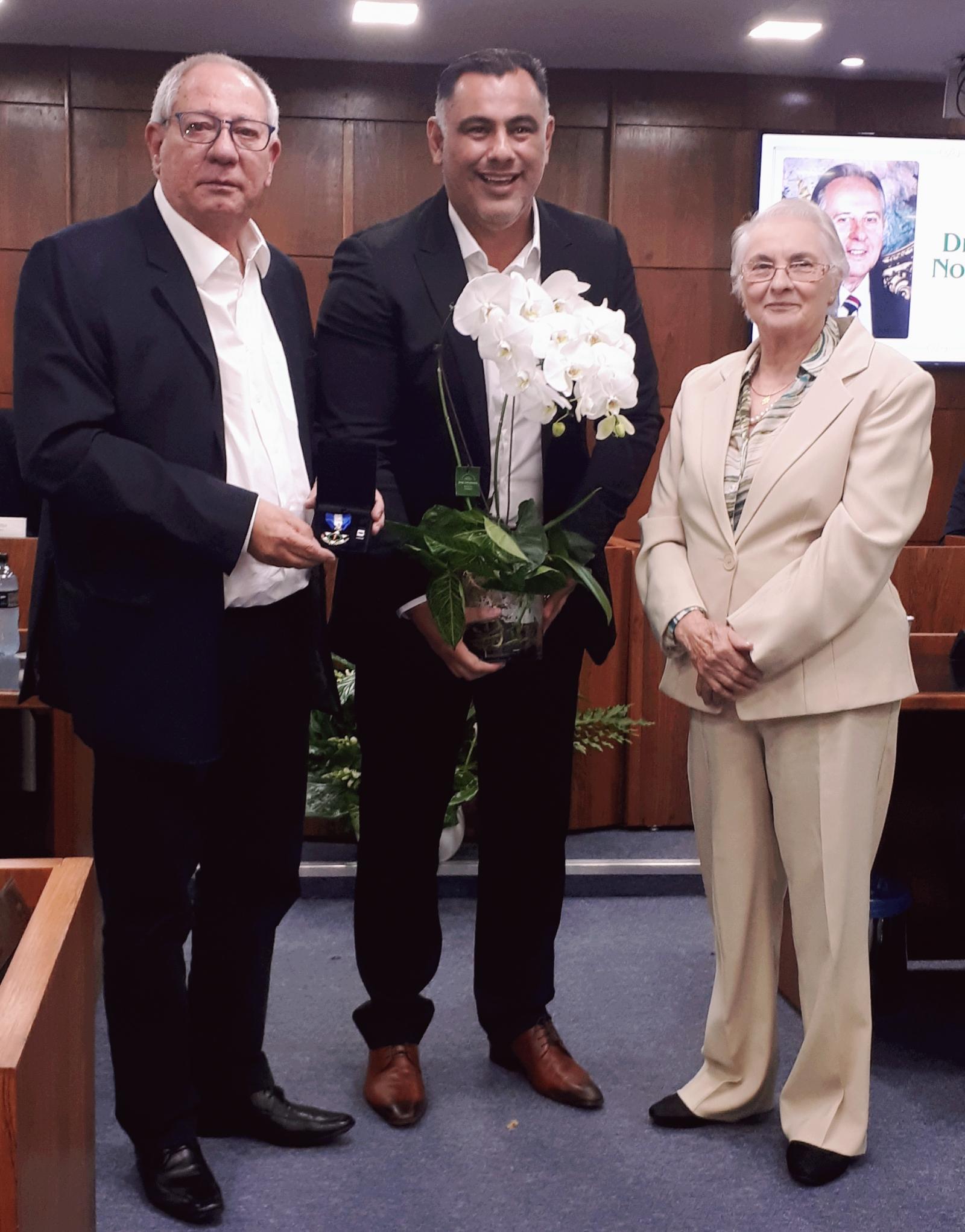 Câmara Municipal homenageia profissionais da Saúde em sessão solene