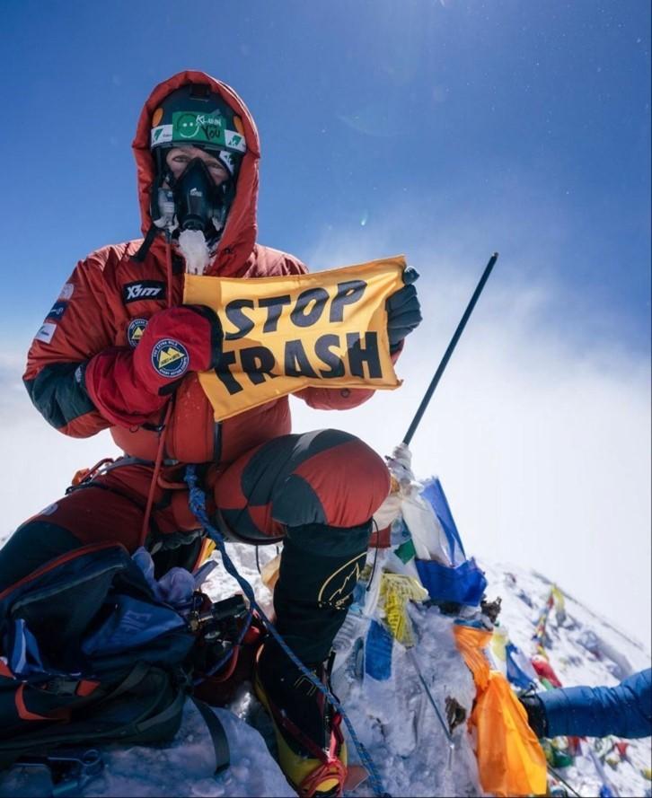 Brasileiro chega ao cume do Everest para pedir preservação do planeta
