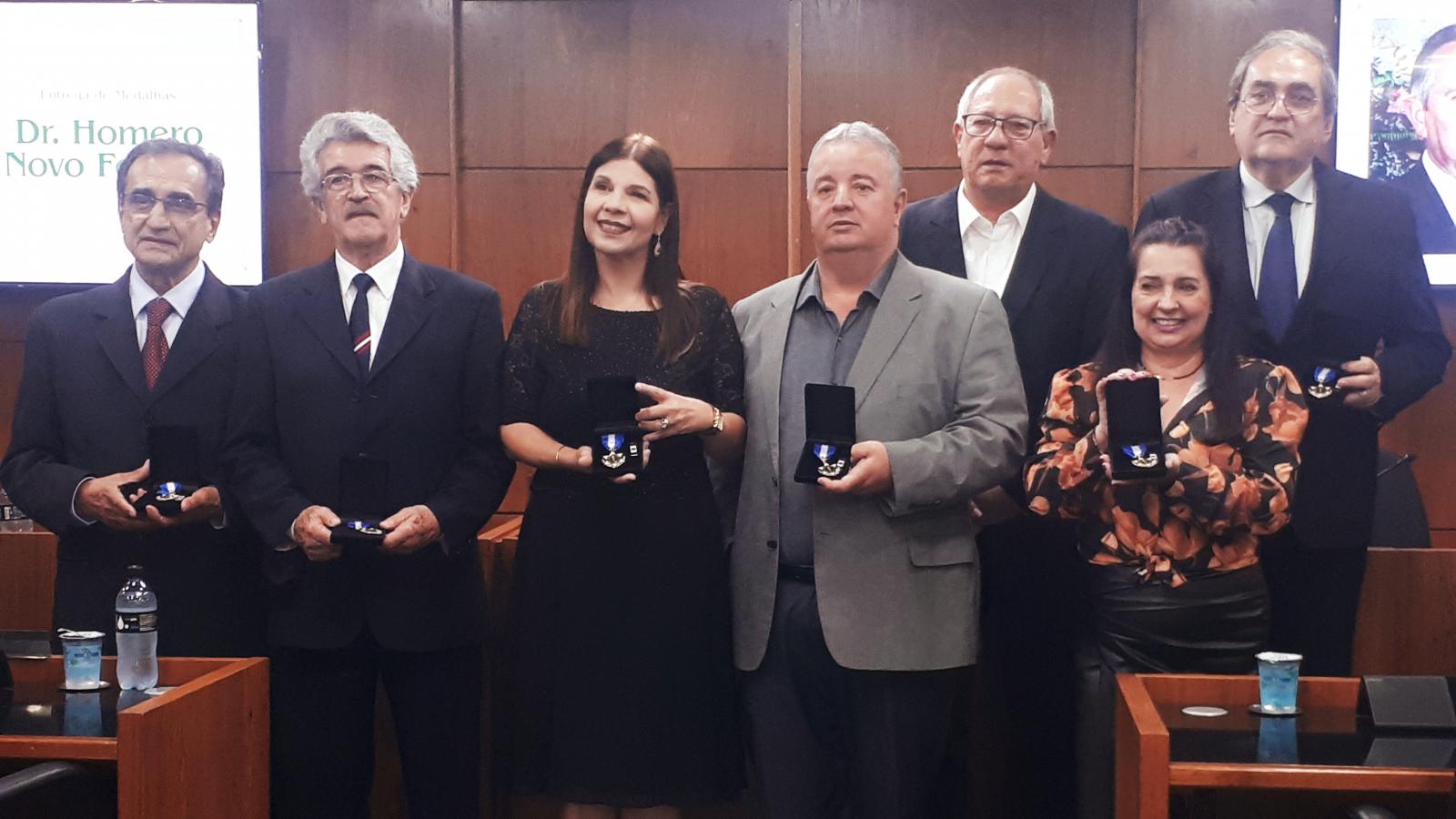 Câmara Municipal homenageia profissionais da Saúde em sessão solene