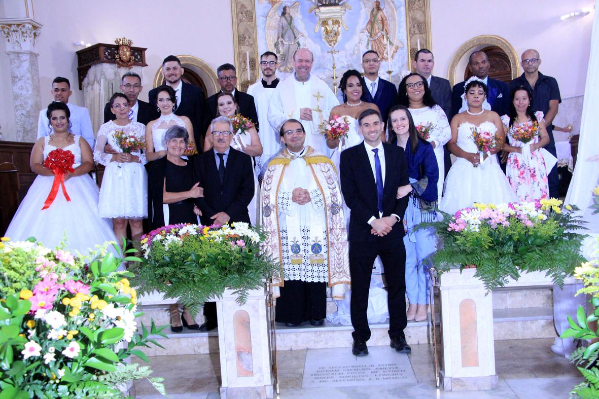 Casamento Comunitário: Oito casais participam da cerimônia religiosa católica