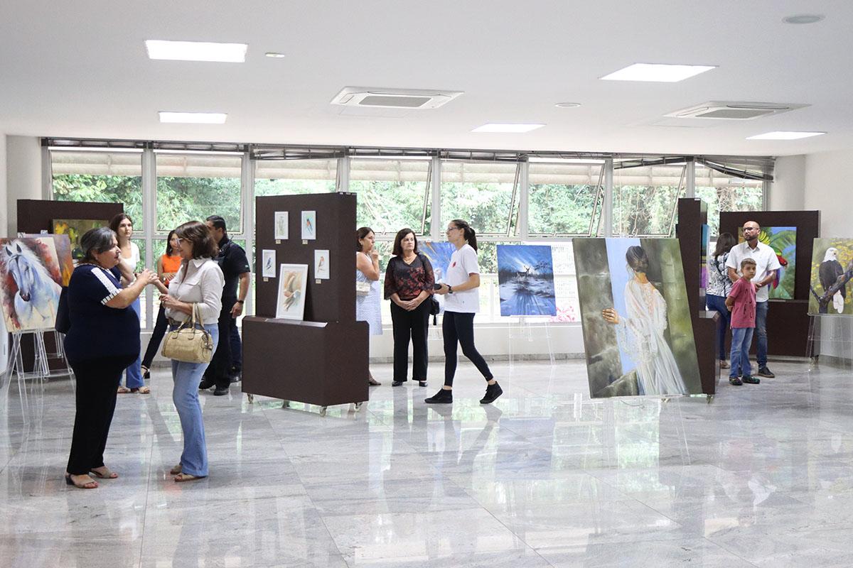 Exposição ‘Essências’, de Celina Nardi, é aberta na Câmara