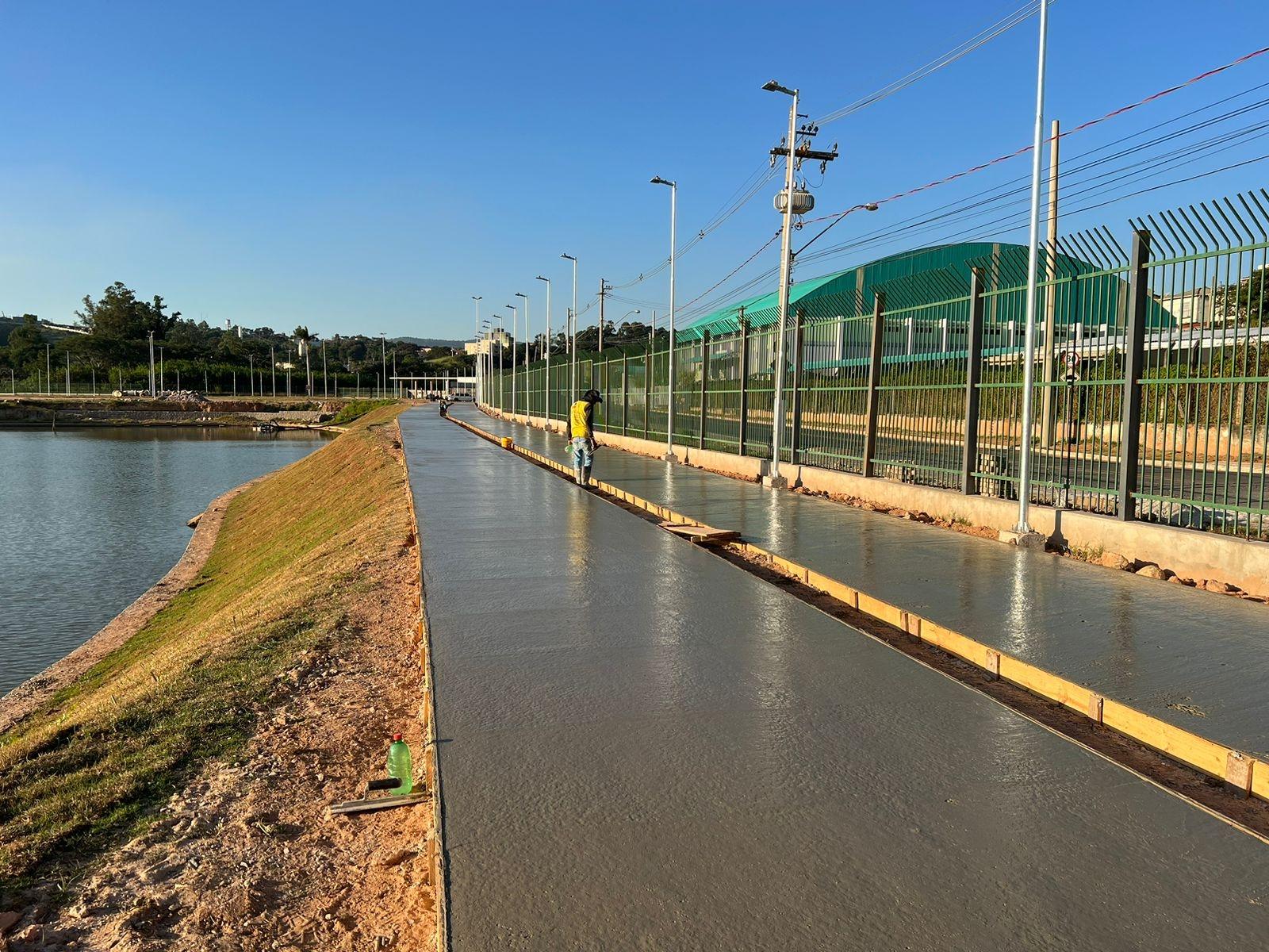 Louveira avança na implantação da pista de caminhada, ciclovia e iluminação no Novo Parque Municipal do Capivari 