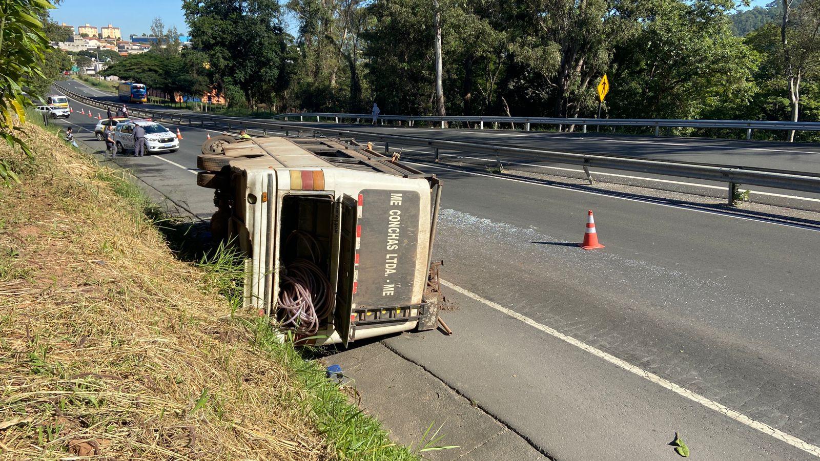 Motorista morre após cair de ribanceira com ônibus em Pedreira