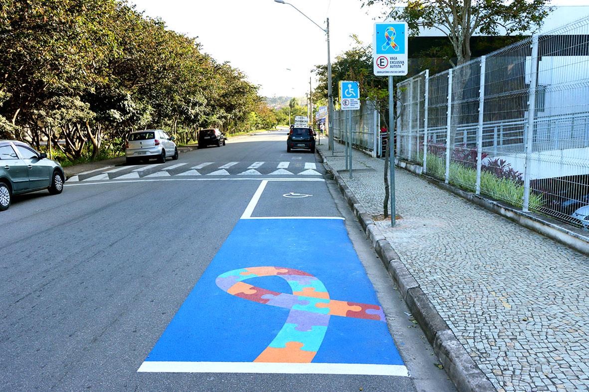 Primeira vaga de estacionamento exclusiva para pessoas com TEA é criada na Câmara